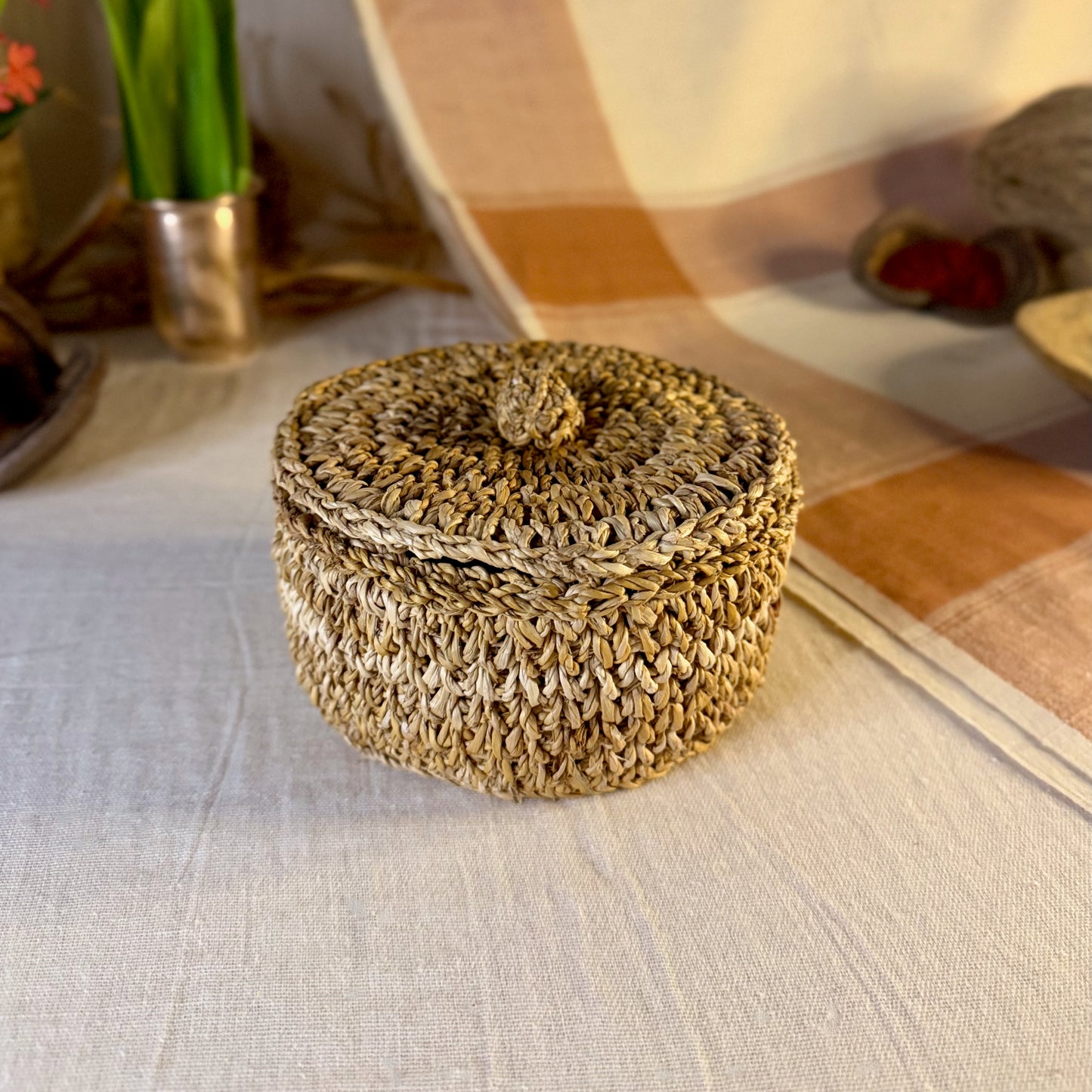 Small banana fibre box with lid