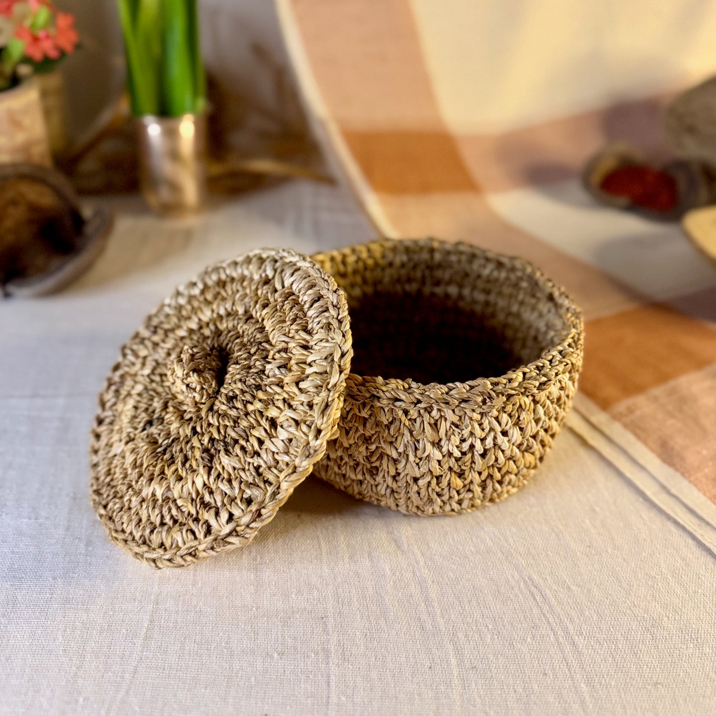 Small banana fiber box with lid