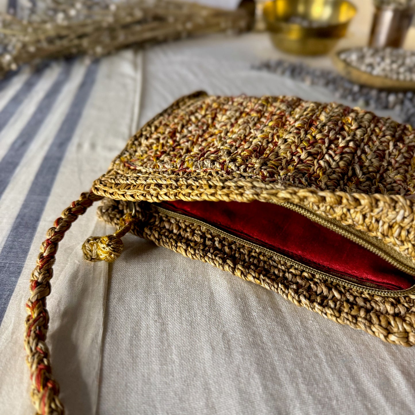 colored threads bag closure